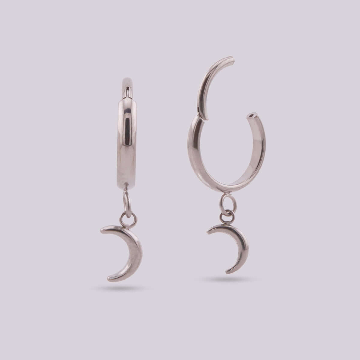 Aretes en Titanio con Luna colgante - Helix Body Jewelry - Tienda Online de Piercings
